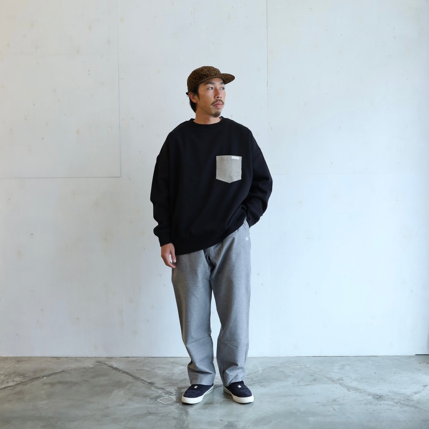 LOOSE SWEAT CREW W/PKT - BLACK × GRAY