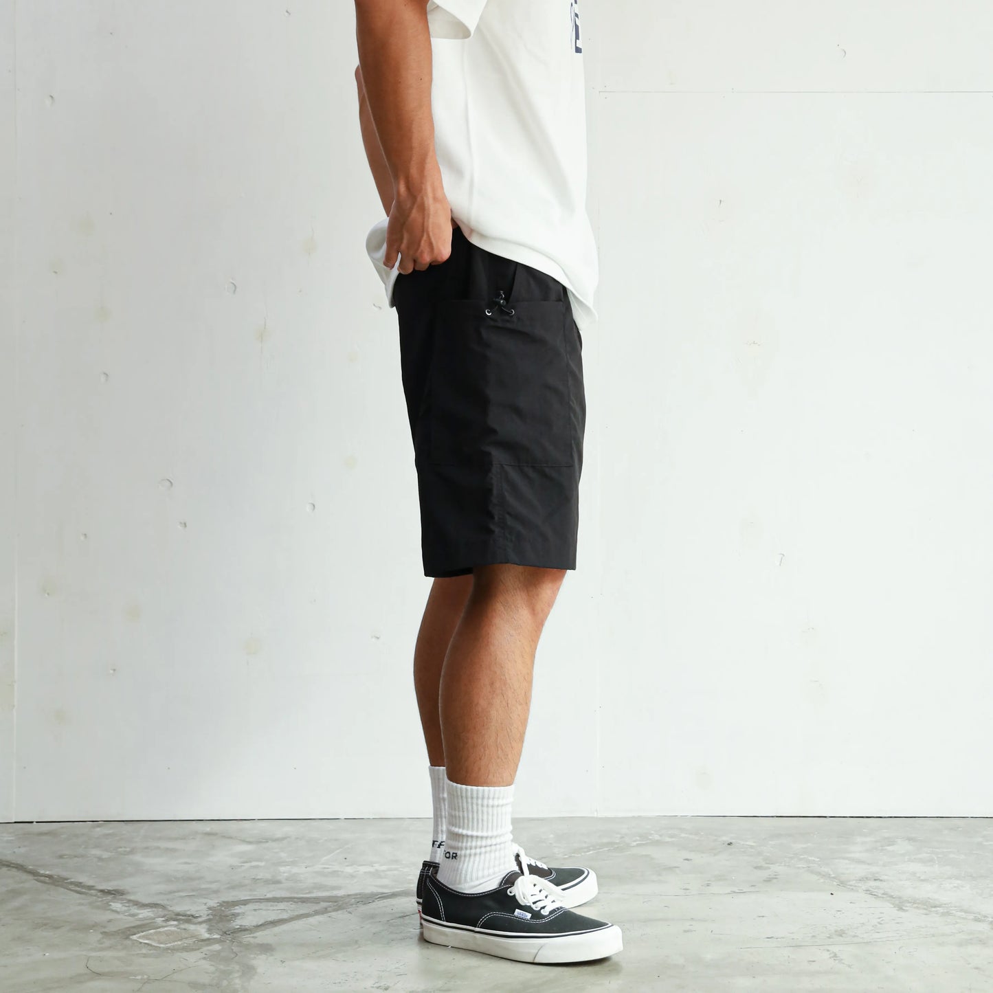 LIGHT NYLON RELAX TAC CARGO SHORTS - BLACK