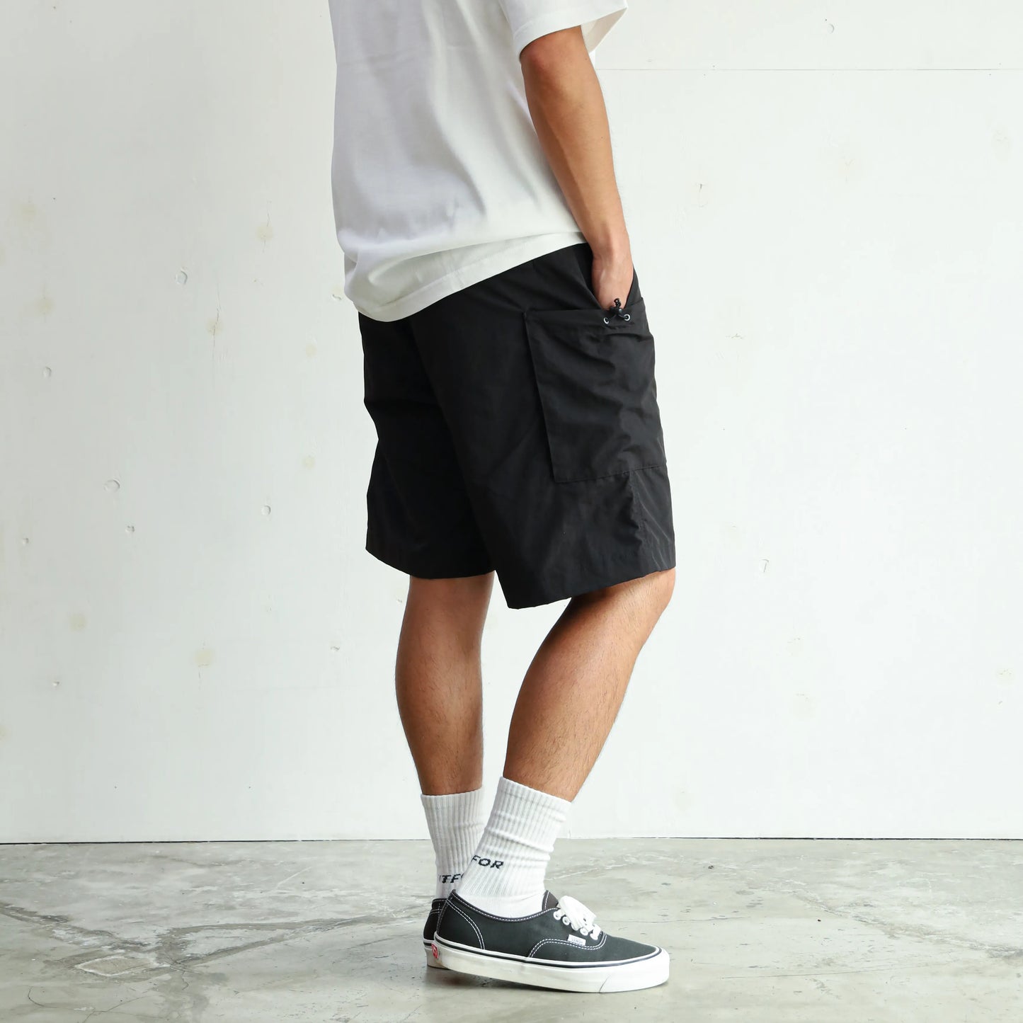 LIGHT NYLON RELAX TAC CARGO SHORTS - BLACK