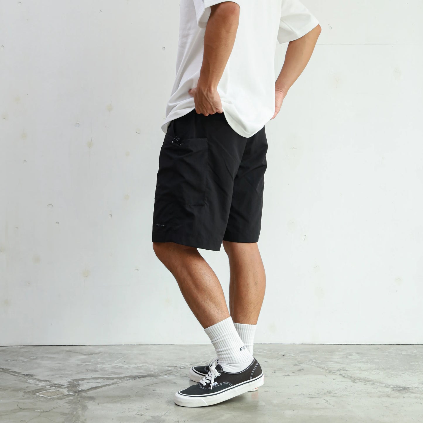 LIGHT NYLON RELAX TAC CARGO SHORTS - BLACK