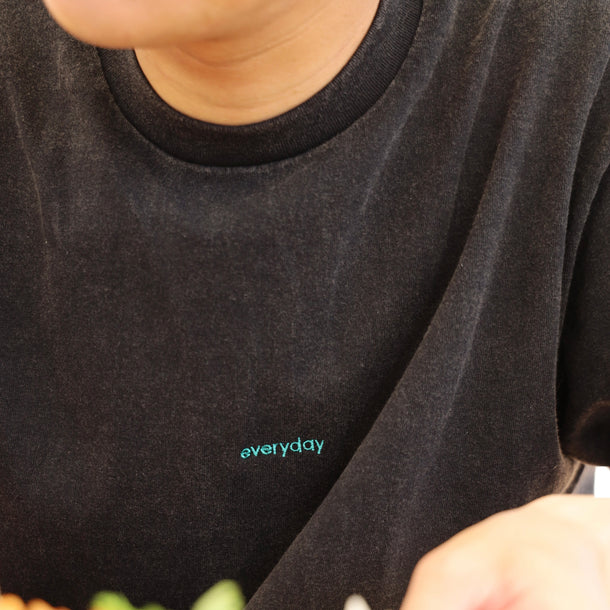 everyday EMBROIDERY TEE - BLACK
