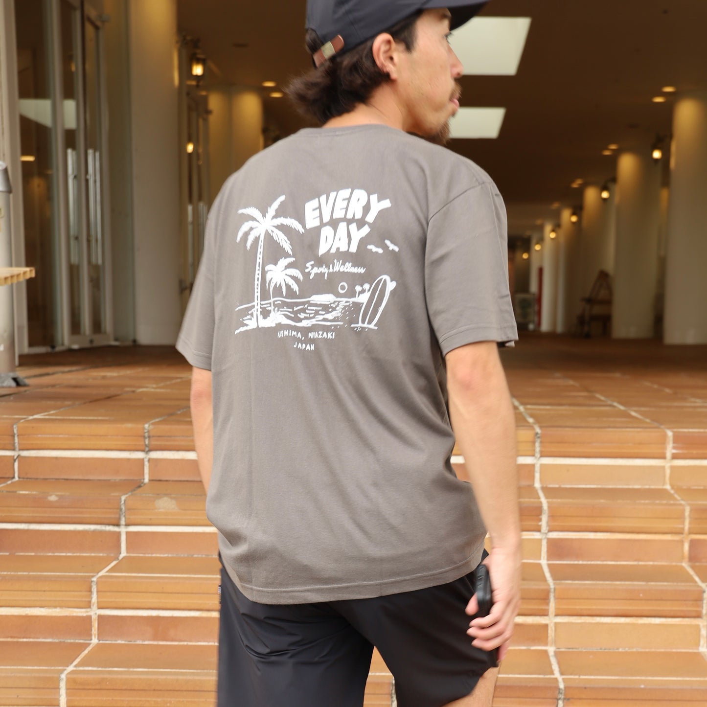 AOSHIMA BEACH T - BLACK