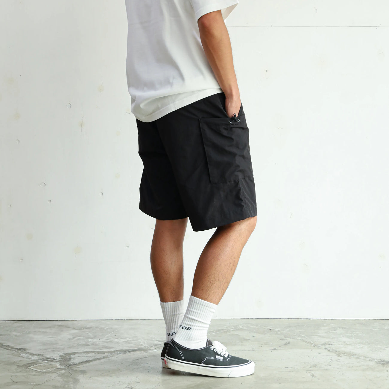 LIGHT NYLON RELAX TAC CARGO SHORTS - BLACK
