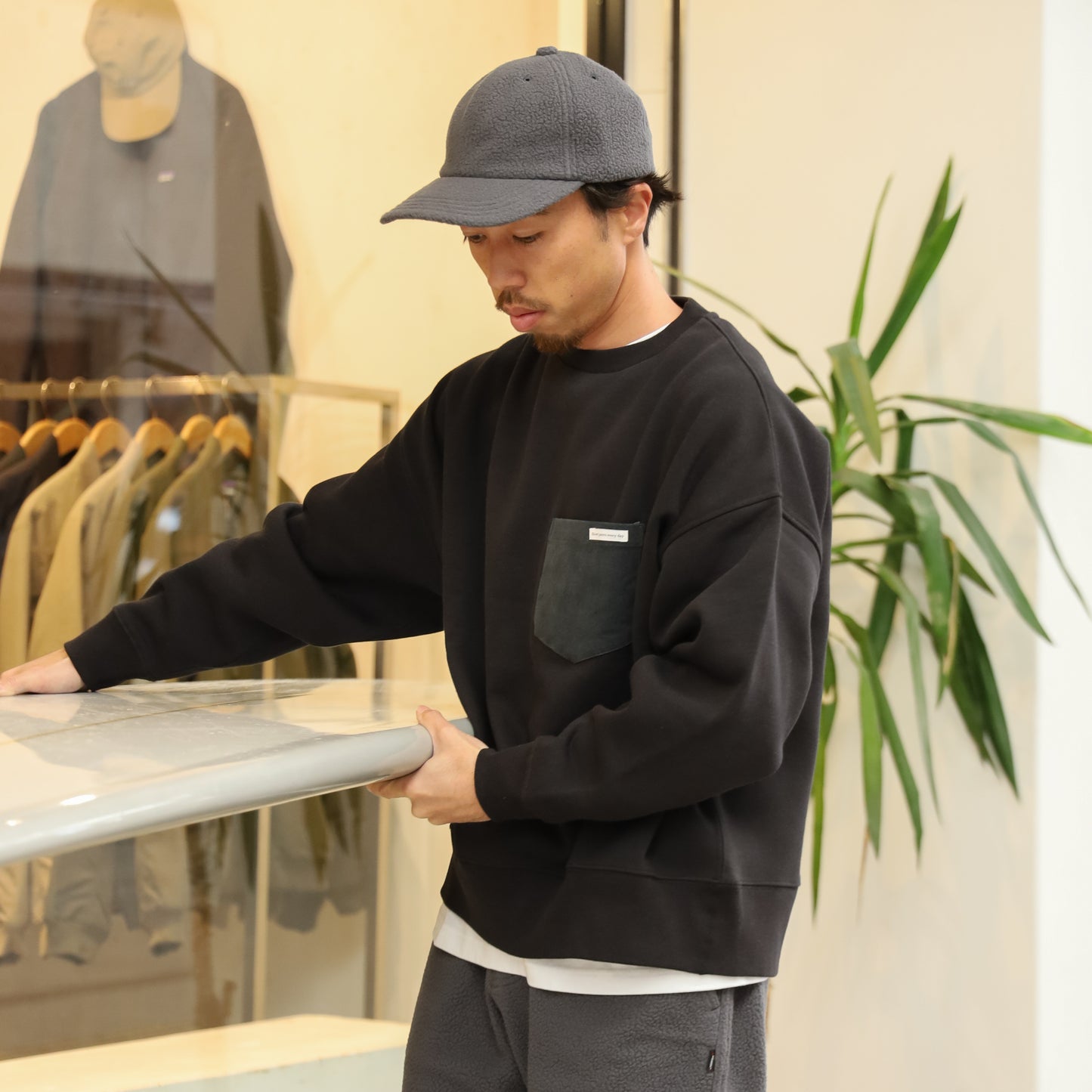 LOOSE SWEAT CREW W/PKT - BLACK × CHARCOAL