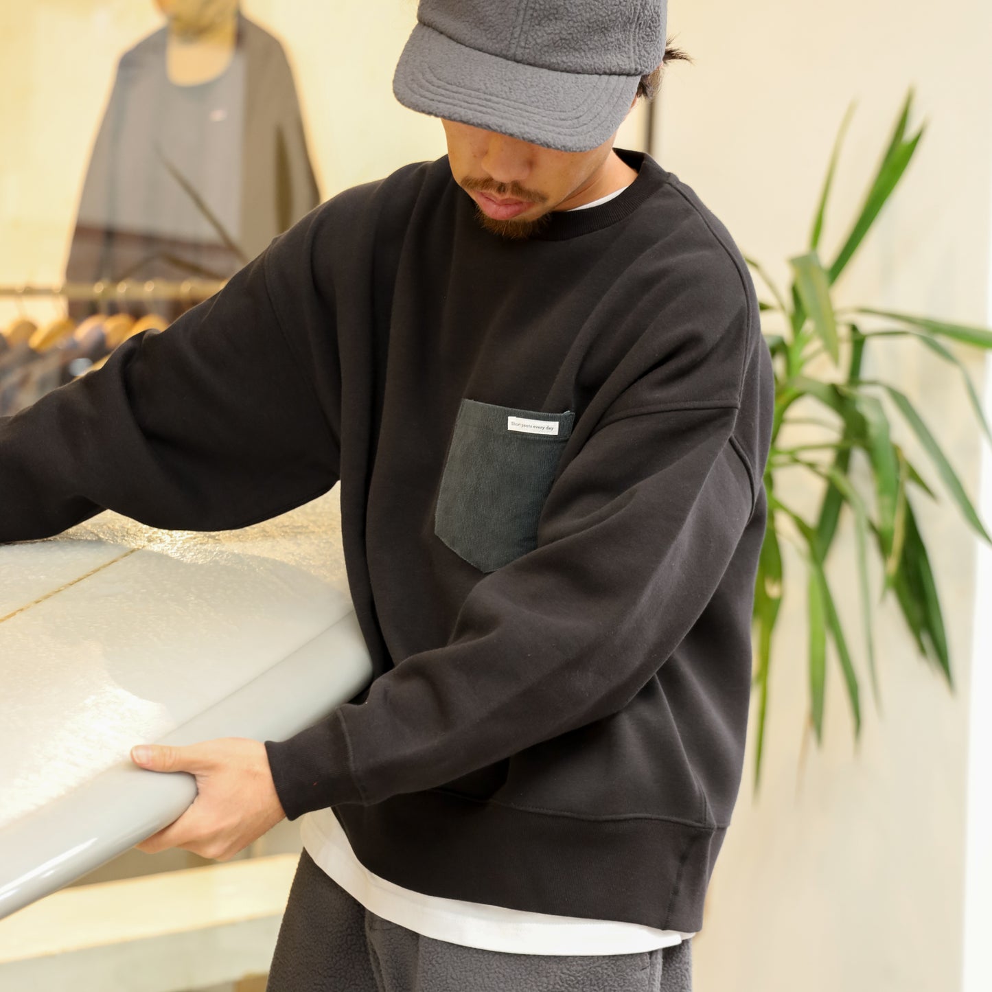 LOOSE SWEAT CREW W/PKT - BLACK × CHARCOAL